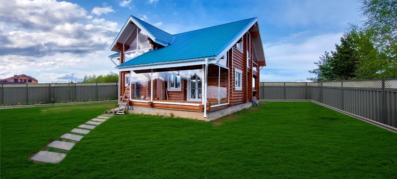 Мягкие окна на веранде загородного дома в городе Белоусово